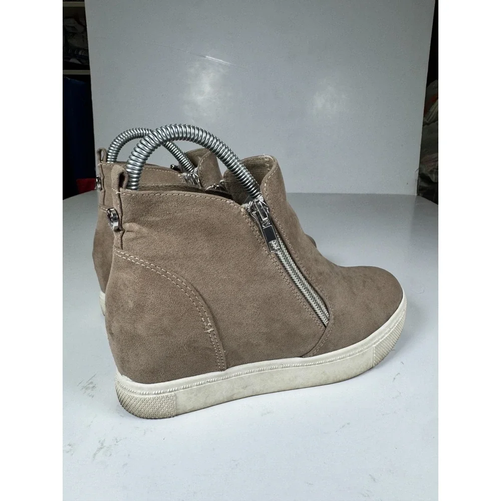 Steve Madden‎ Wedgie Girls 4 M Sneakers Taupe Suede Round Toe Side Zip Shoes